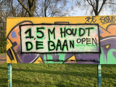 NOC-Covid-19-014 Graffiti op een bord langs de weg, tijdens de Covid-19 epidemie